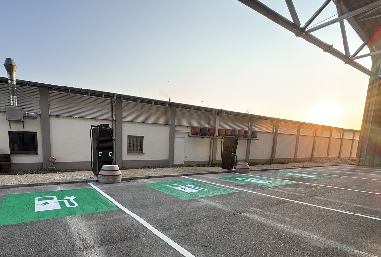 Diez Truck Charge Port